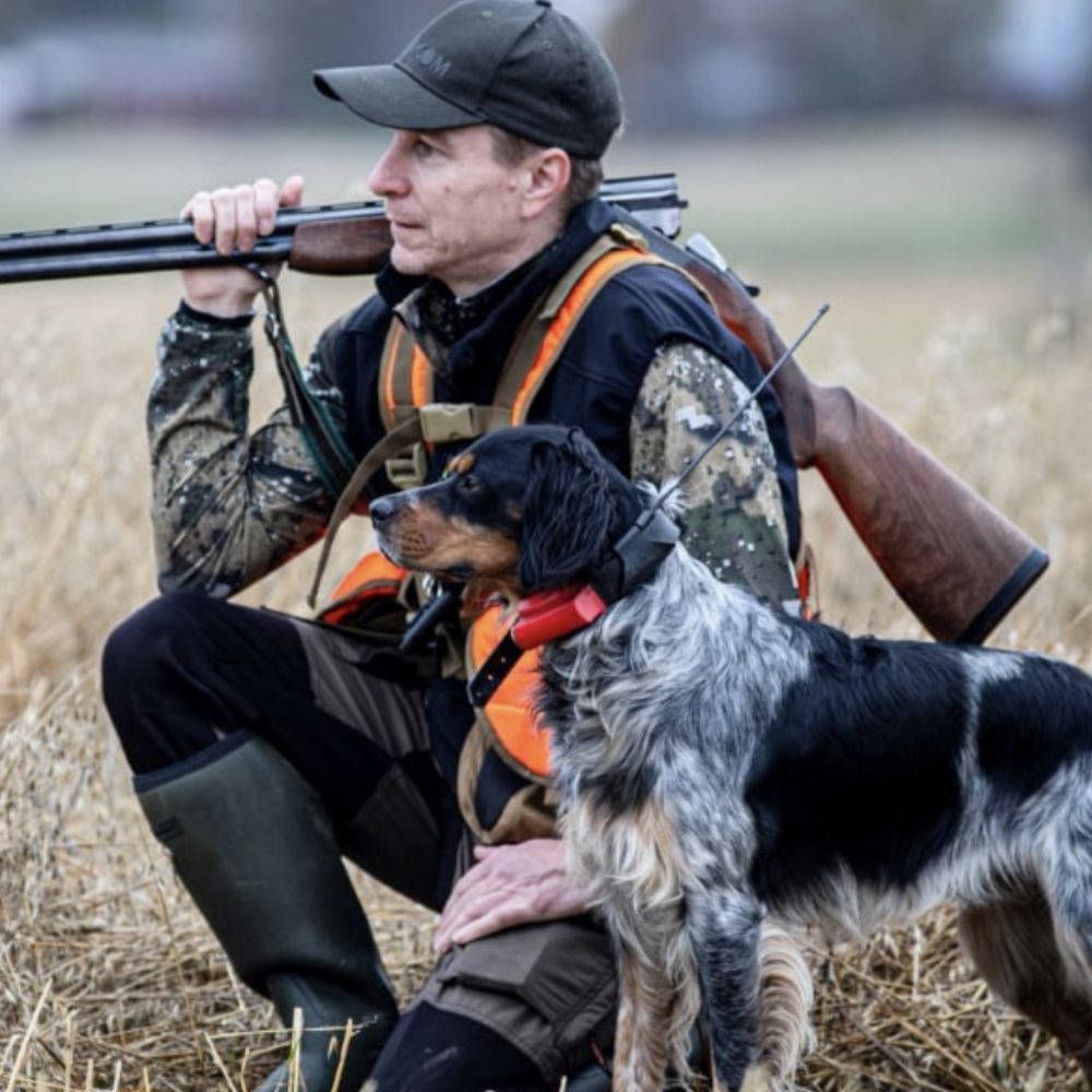 Jäger und Hund mit Tracker Ultracom Hybrid R10i Hundeortungsgerät